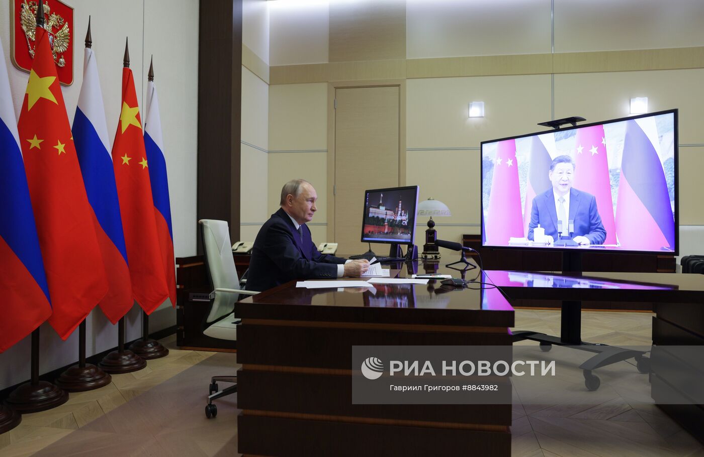 Президент Владимир Путин провел переговоры с председателем КНР Си Цзиньпином в формате видеоконференции