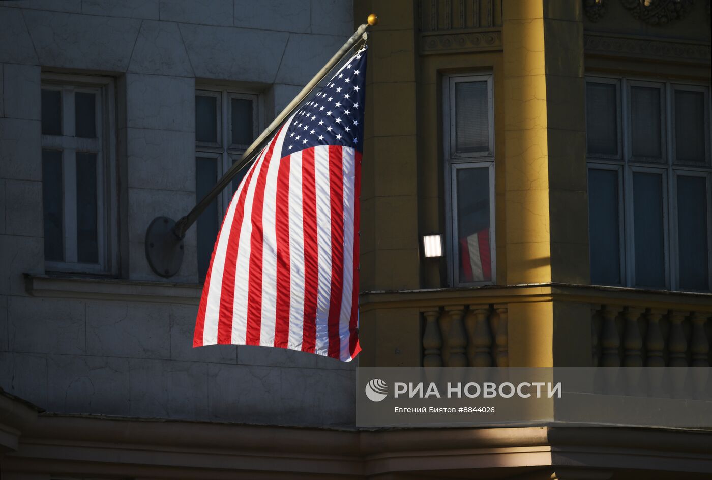 Флаг США подняли над посольством в Москве 