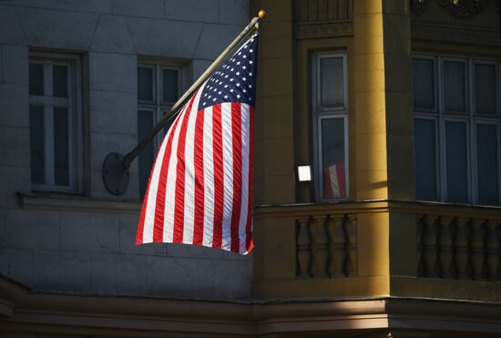 Флаг США подняли над посольством в Москве 