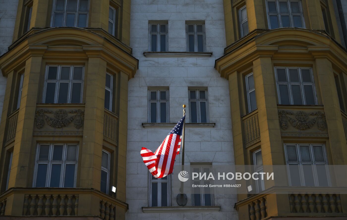 Флаг США подняли над посольством в Москве 