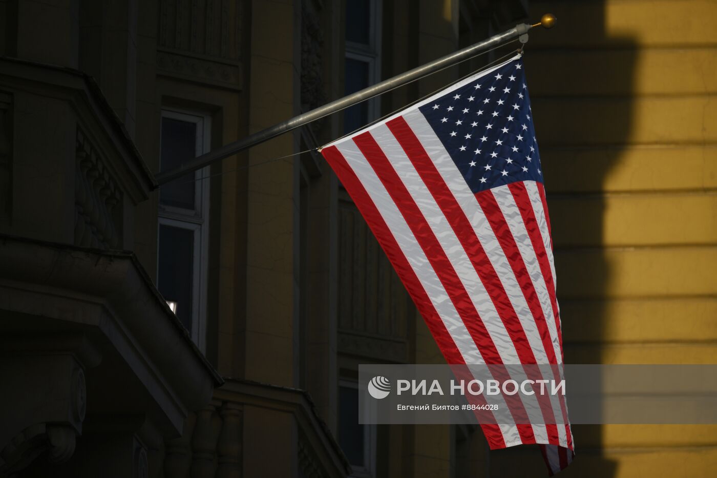 Флаг США подняли над посольством в Москве 