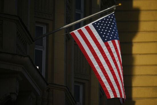 Флаг США подняли над посольством в Москве 