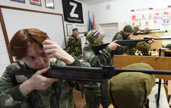 Начальная военная подготовка в школе Красноярского края