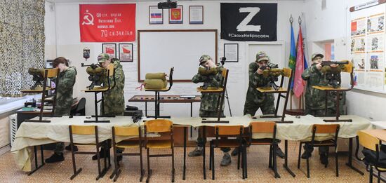 Начальная военная подготовка в школе Красноярского края