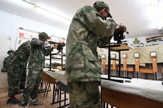 Начальная военная подготовка в школе Красноярского края