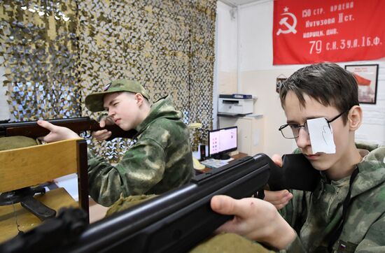 Начальная военная подготовка в школе Красноярского края