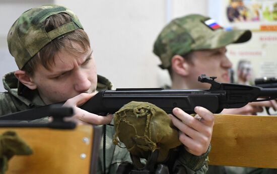 Начальная военная подготовка в школе Красноярского края