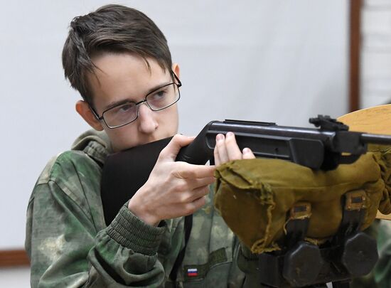 Начальная военная подготовка в школе Красноярского края