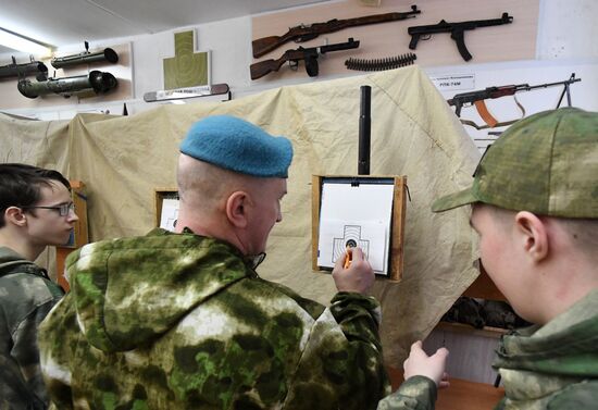 Начальная военная подготовка в школе Красноярского края
