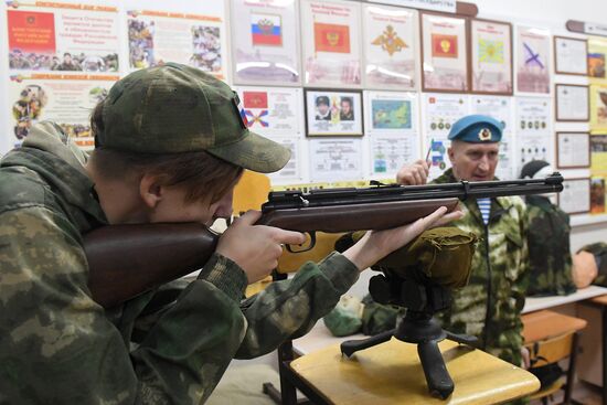 Начальная военная подготовка в школе Красноярского края