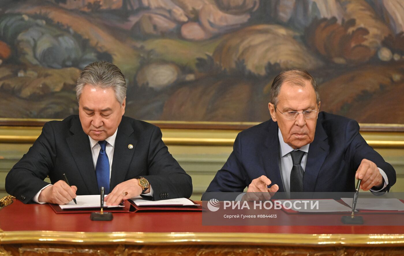 Встреча глав МИД РФ и Киргизии С. Лаврова и Ж. Кулубаева