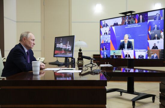 Президент Владимир Путин провел совещание с членами правительства РФ