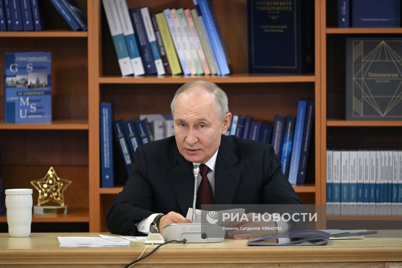 Президент Владимир Путин провел заседание попечительского совета в МГУ