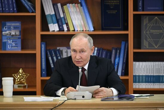 Президент Владимир Путин провел заседание попечительского совета в МГУ