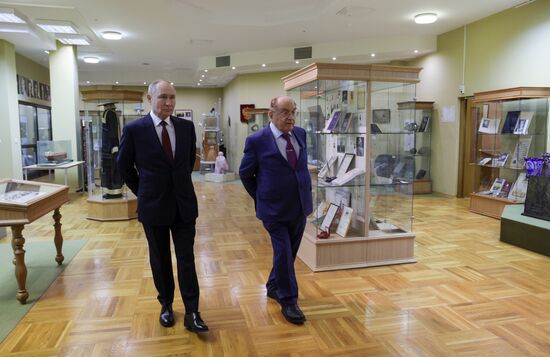 Президент Владимир Путин провел заседание попечительского совета в МГУ