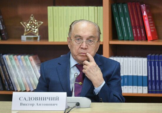 Президент Владимир Путин провел заседание попечительского совета в МГУ