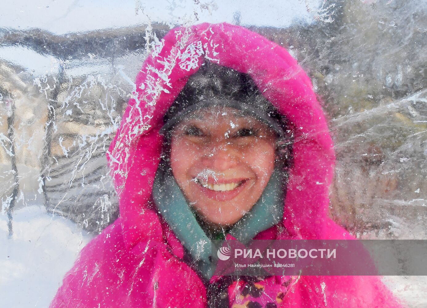 Отдыхающие на набережной Дивногорска 