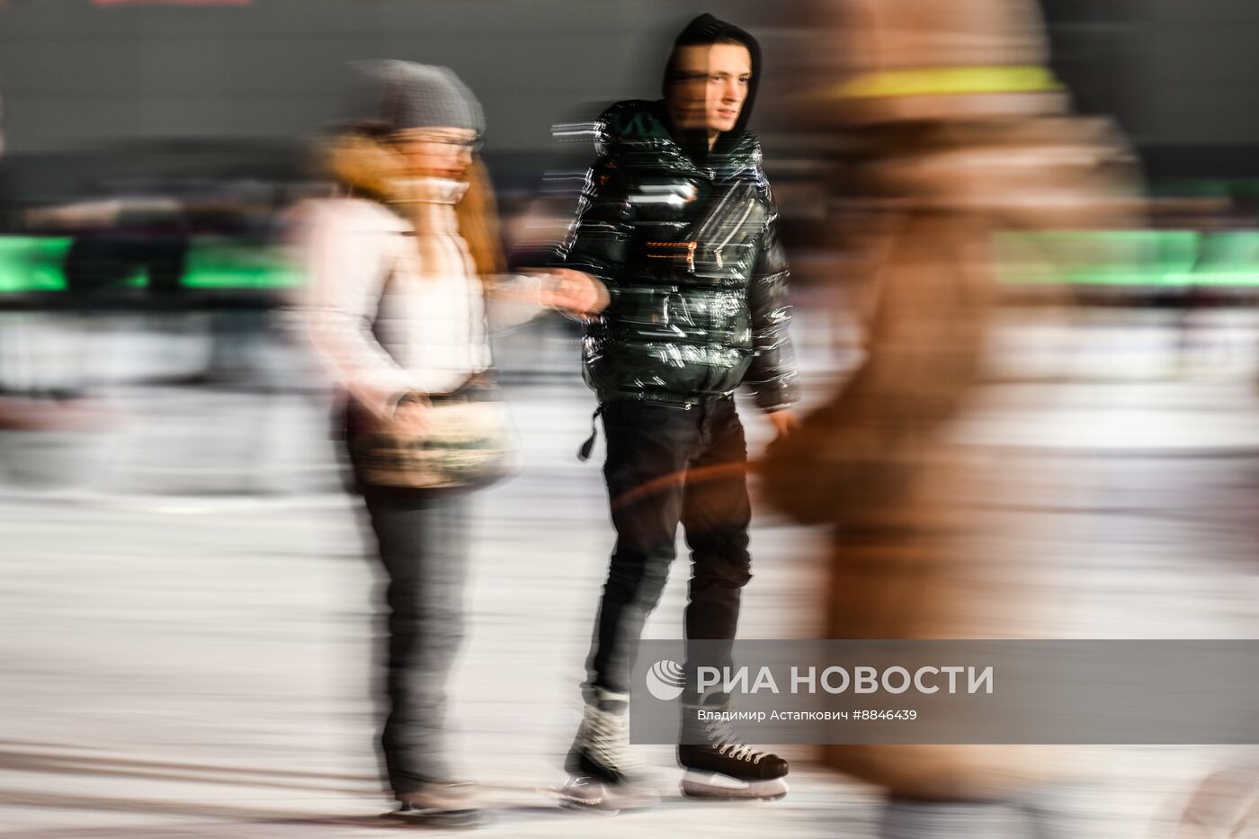 Отдыхающие на катке в Сокольниках