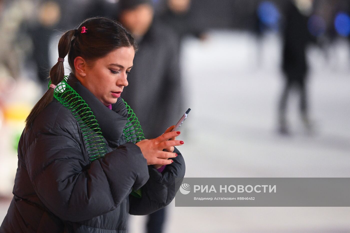 Отдыхающие на катке в Сокольниках