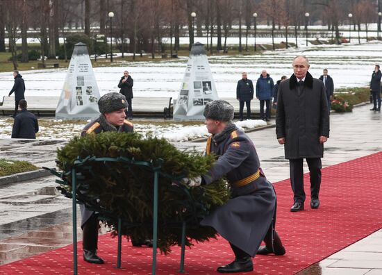 Президент Владимир Путин принял участие в мероприятиях в честь 81-й годовщины освобождения Ленинграда от фашистской блокады