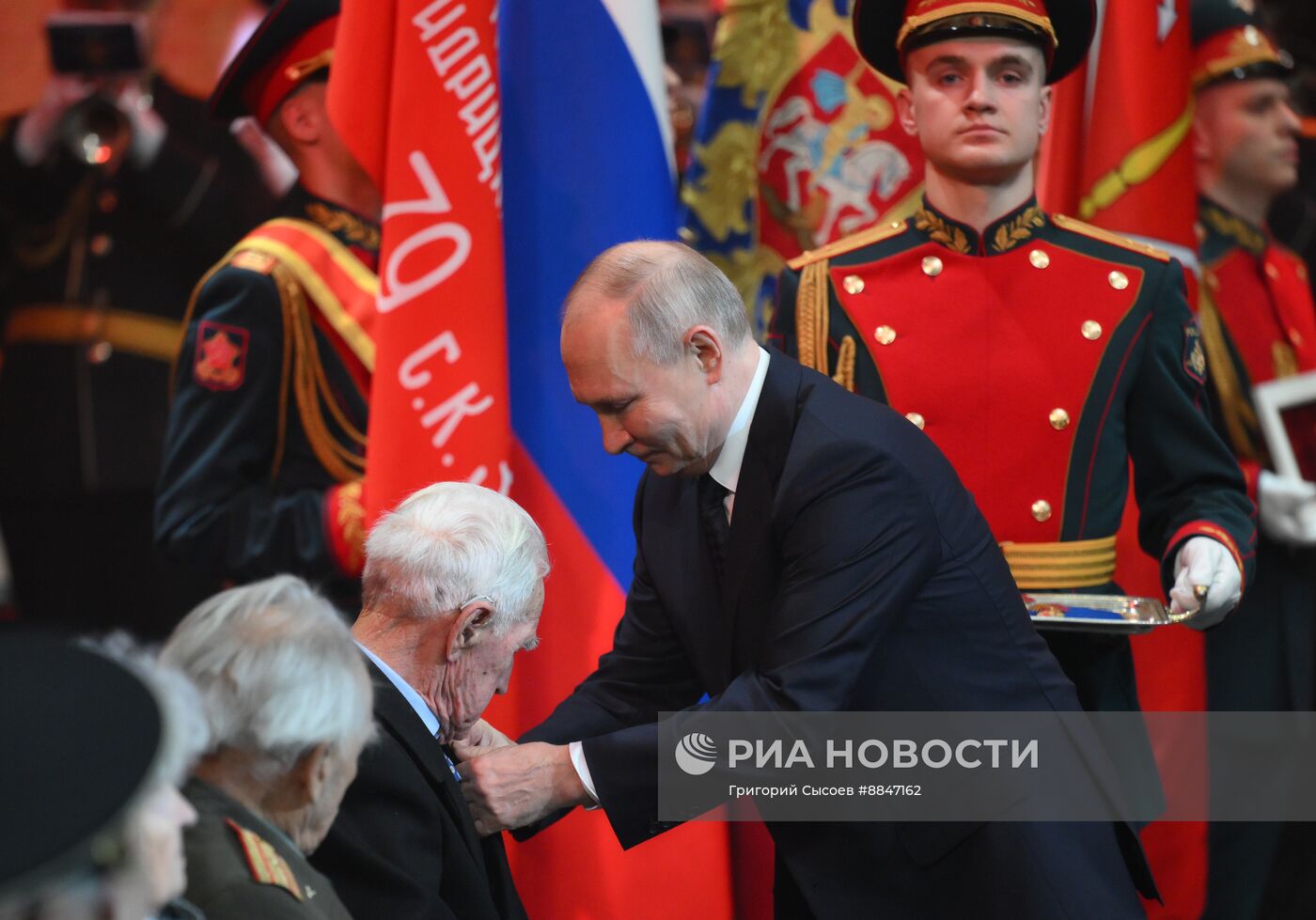 Президент Владимир Путин принял участие в мероприятиях в честь 81-й годовщины освобождения Ленинграда от фашистской блокады