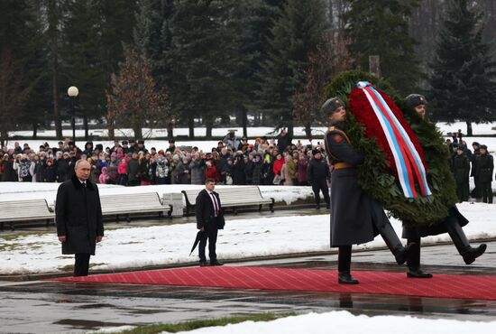 Президент Владимир Путин принял участие в мероприятиях в честь 81-й годовщины освобождения Ленинграда от фашистской блокады