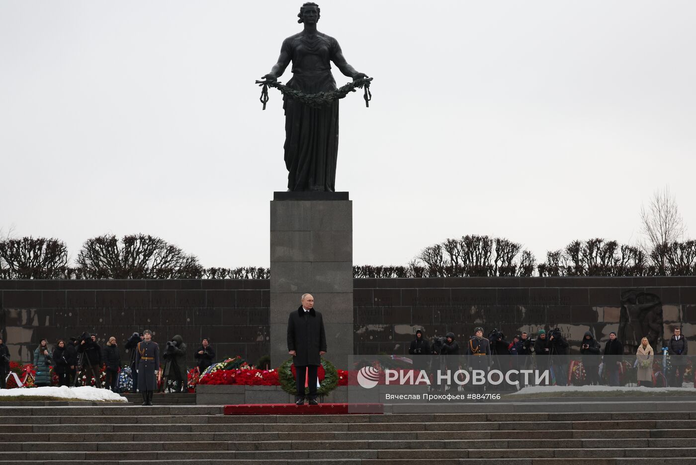 Президент Владимир Путин принял участие в мероприятиях в честь 81-й годовщины освобождения Ленинграда от фашистской блокады