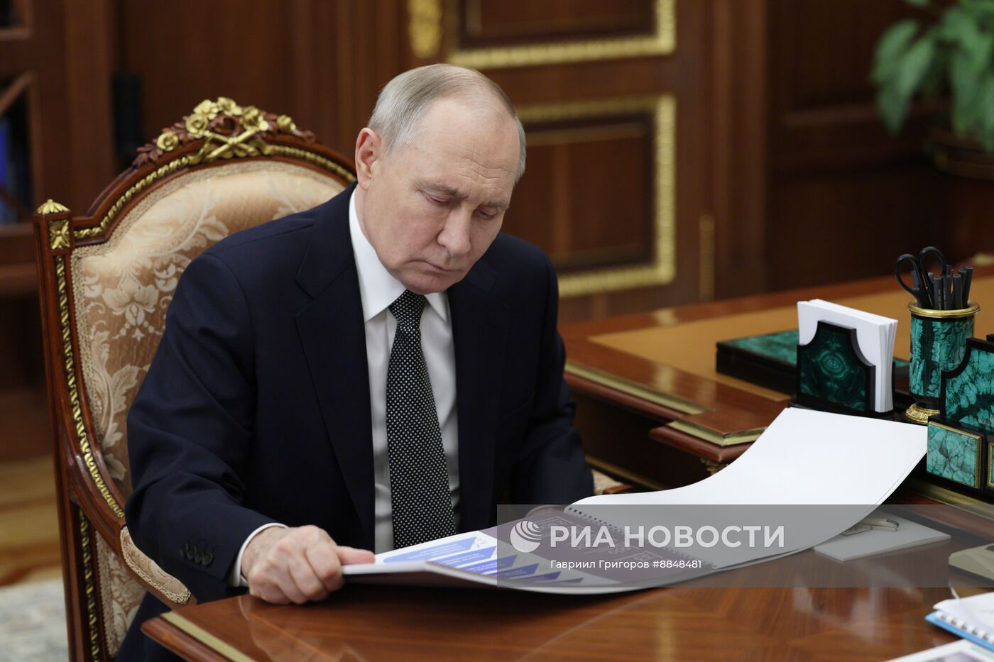 Президент Владимир Путин провел встречу с главой Республики Дагестан Сергеем Меликовым