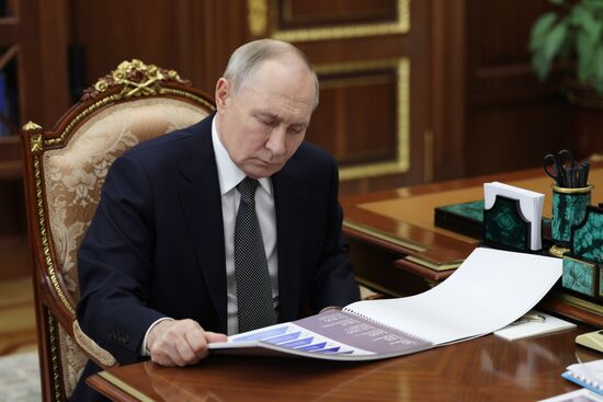 Президент Владимир Путин провел встречу с главой Республики Дагестан Сергеем Меликовым