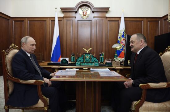 Президент Владимир Путин провел встречу с главой Республики Дагестан Сергеем Меликовым