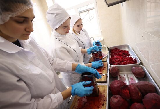 Изготовление вещей первой необходимости для бойцов в зоне СВО