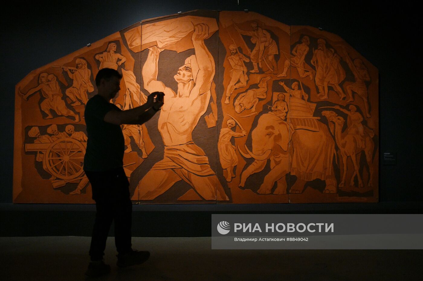 Выставка "Искусство в масштабе. Монументальная живопись Москвы"