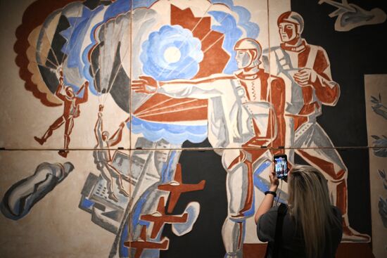 Выставка "Искусство в масштабе. Монументальная живопись Москвы"