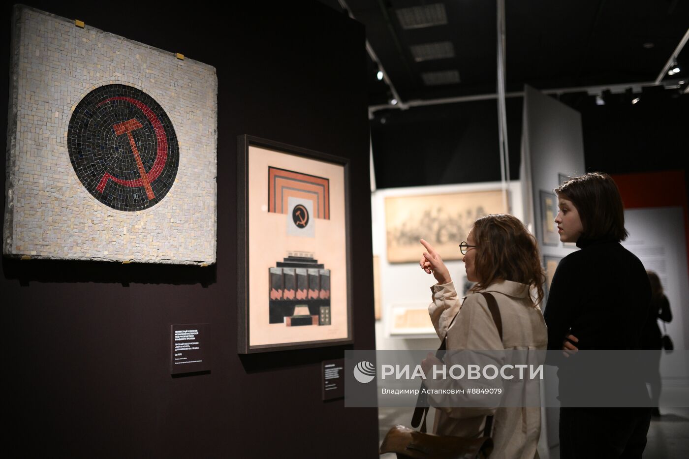 Выставка "Искусство в масштабе. Монументальная живопись Москвы"