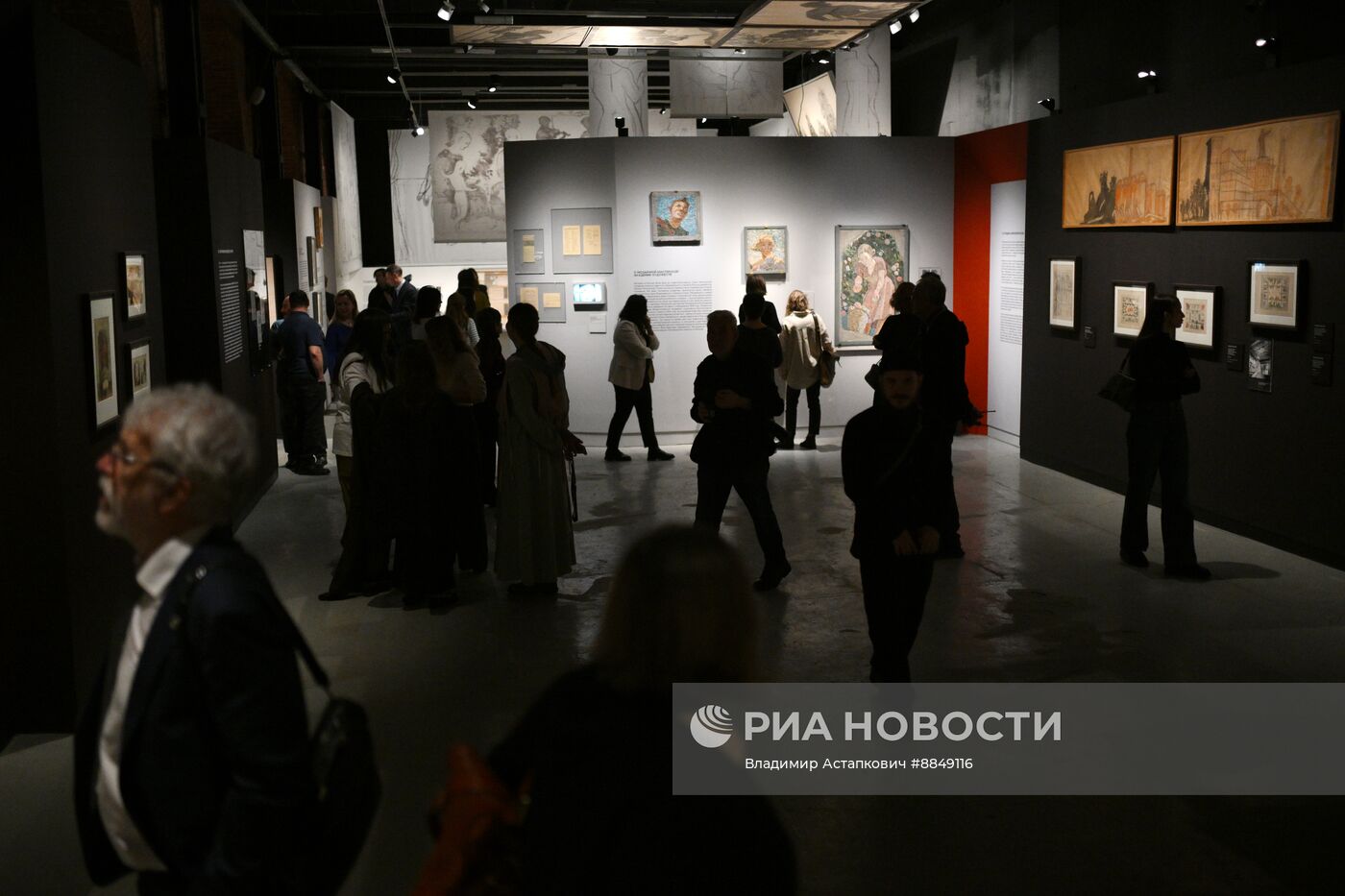 Выставка "Искусство в масштабе. Монументальная живопись Москвы"