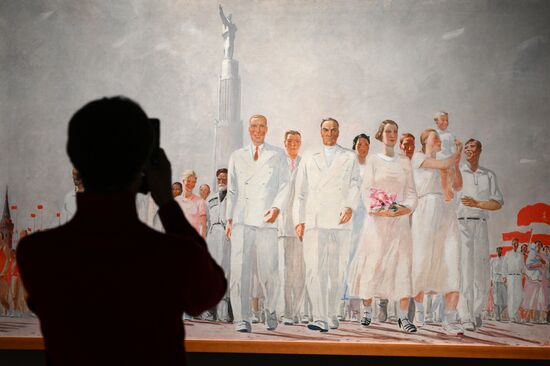 Выставка "Искусство в масштабе. Монументальная живопись Москвы"