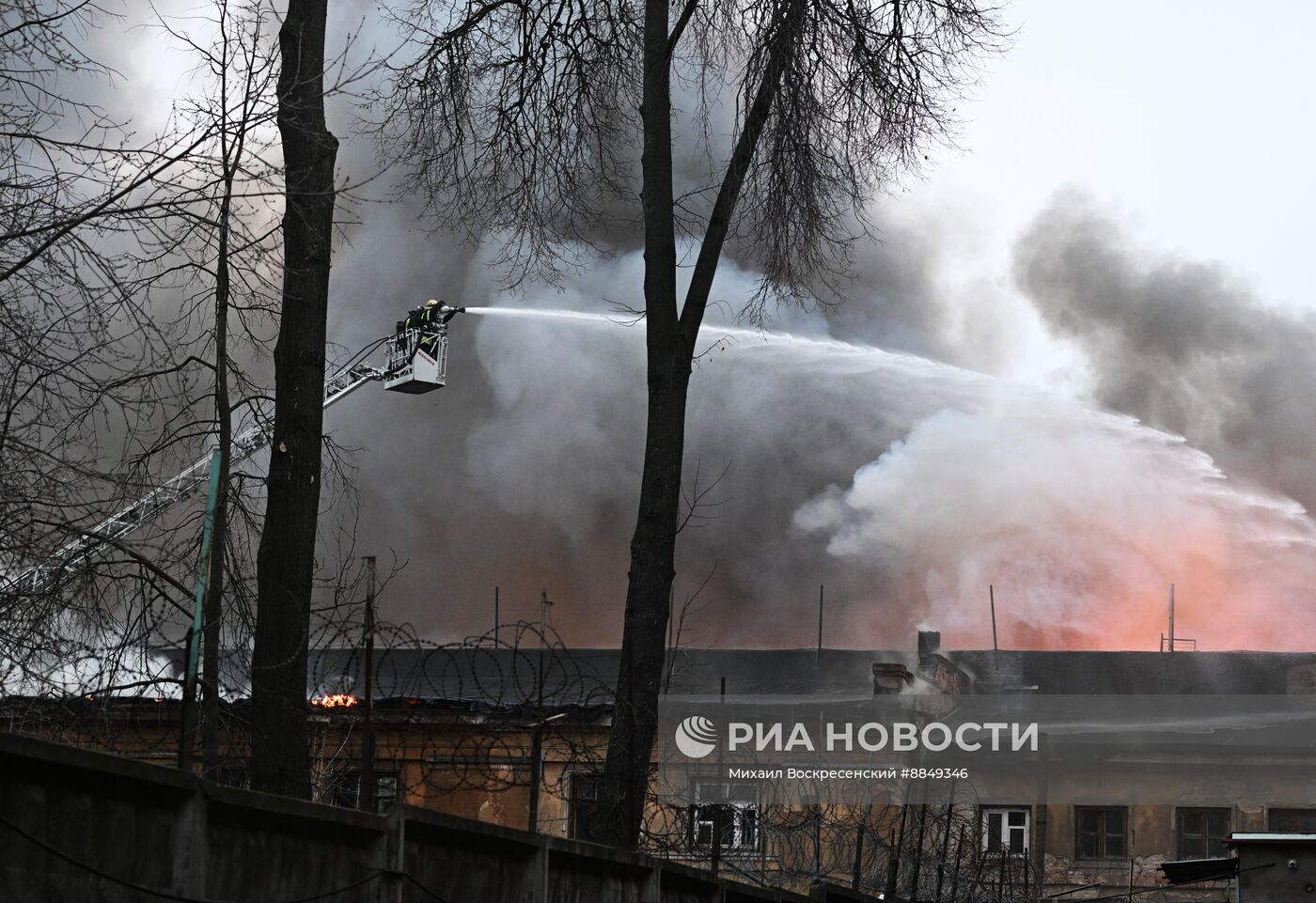 Пожар в административном здании в Москве