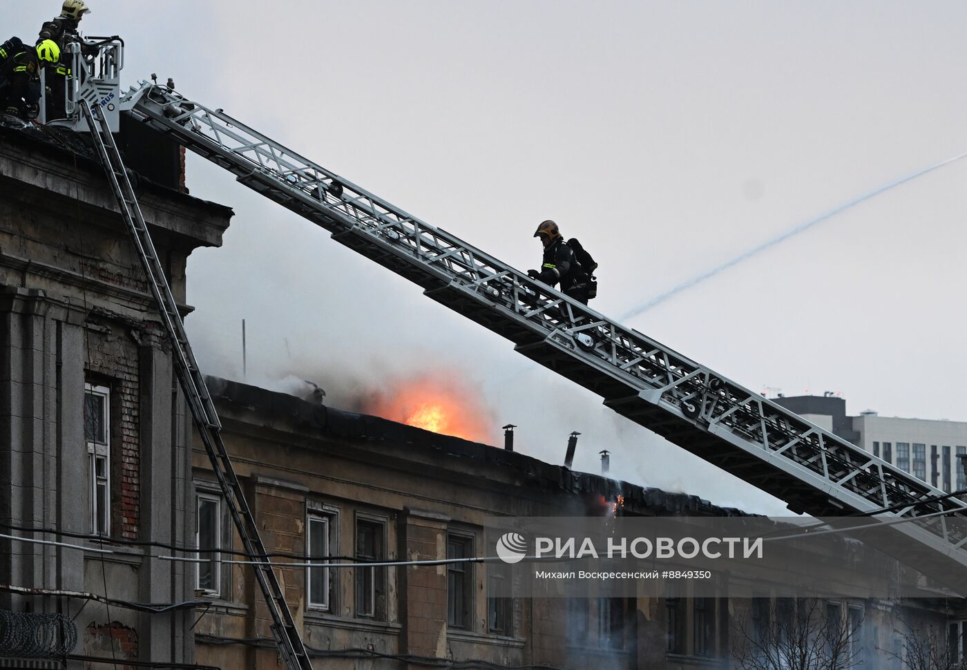 Пожар в административном здании в Москве