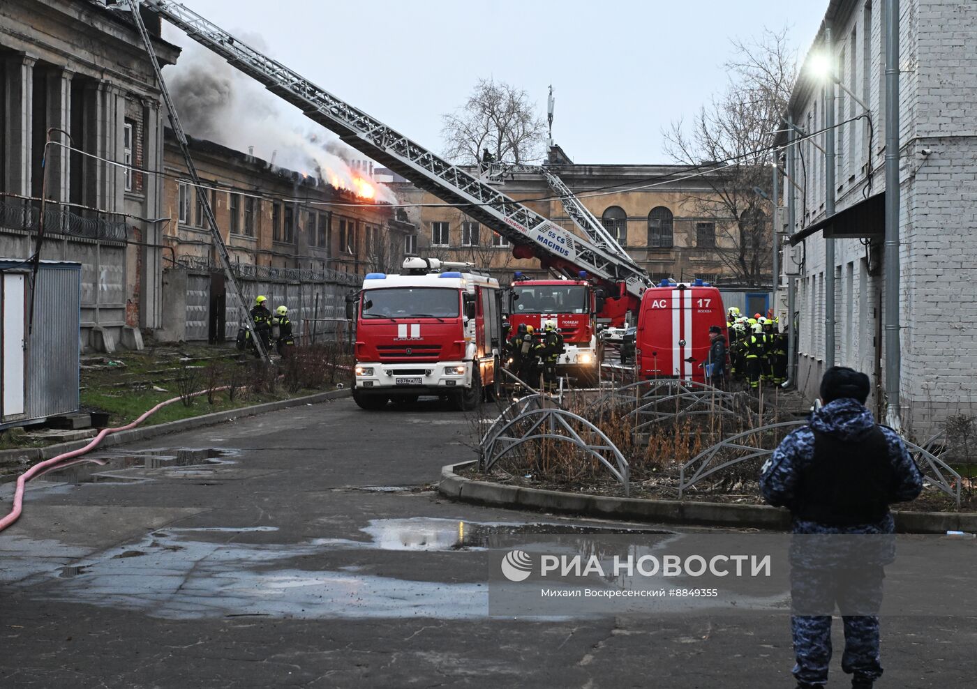 Пожар в административном здании в Москве