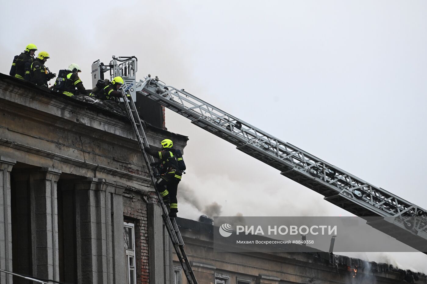 Пожар в административном здании в Москве