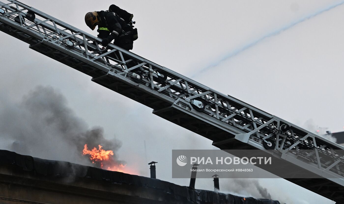 Пожар в административном здании в Москве