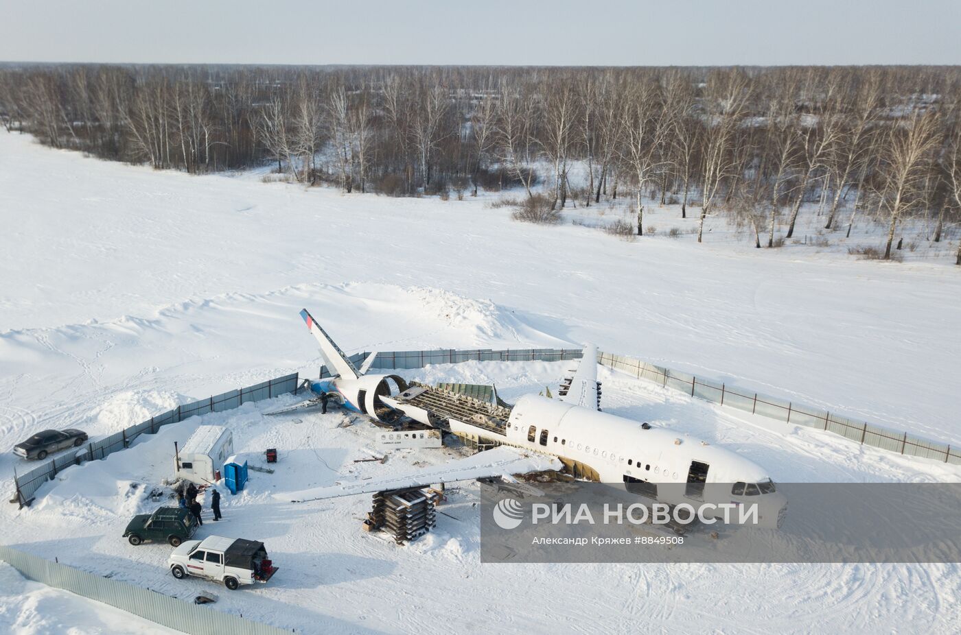 Работы по демонтажу самолета авиакомпании "Уральские авиалинии"