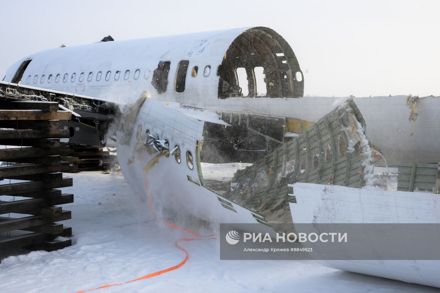 Работы по демонтажу самолета авиакомпании "Уральские авиалинии"