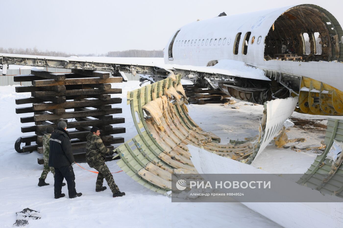 Работы по демонтажу самолета авиакомпании "Уральские авиалинии"