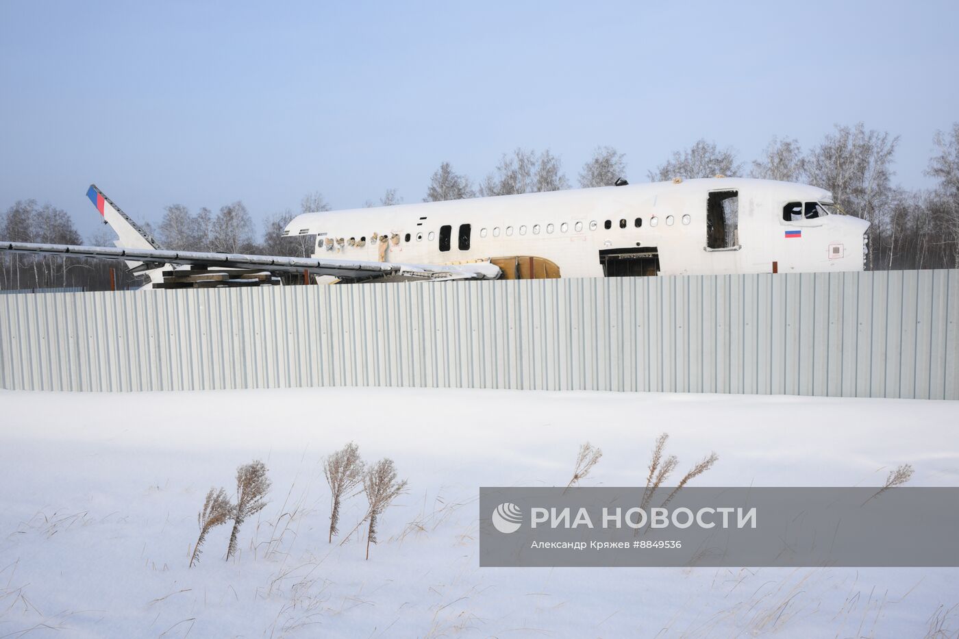 Работы по демонтажу самолета авиакомпании "Уральские авиалинии"