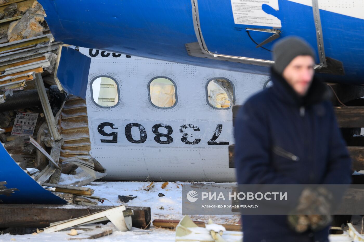 Работы по демонтажу самолета авиакомпании "Уральские авиалинии"