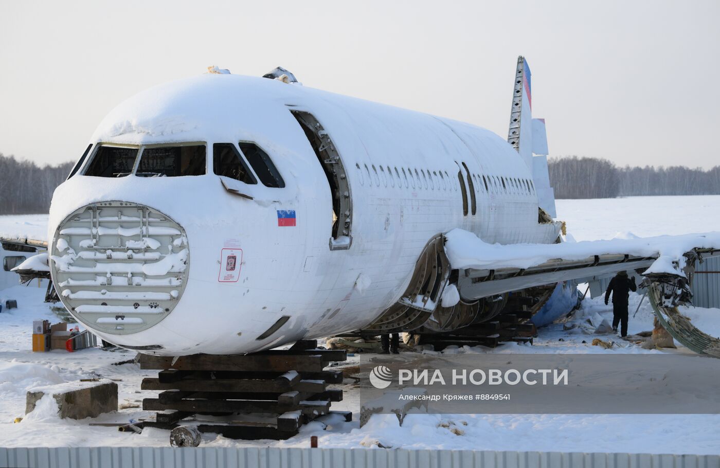 Работы по демонтажу самолета авиакомпании "Уральские авиалинии"