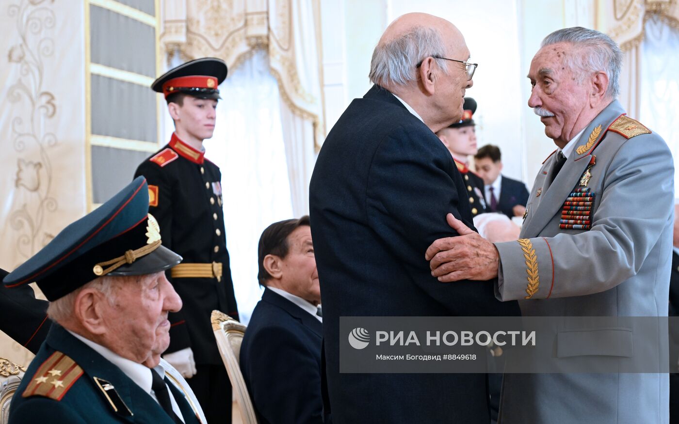 Вручение ветеранам юбилейных медалей "80 лет Победы в Великой Отечественной войне"