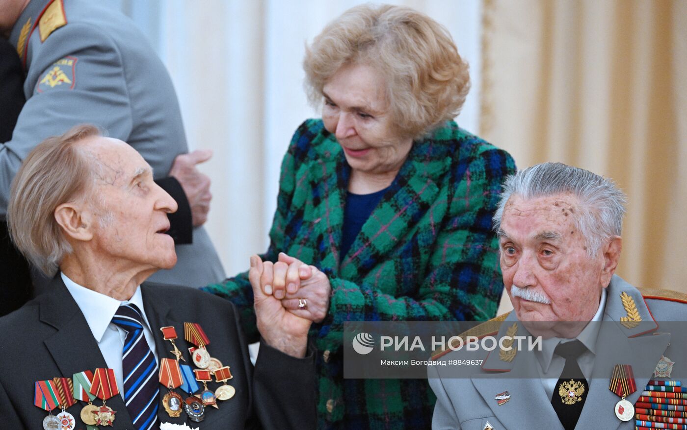 Вручение ветеранам юбилейных медалей "80 лет Победы в Великой Отечественной войне"