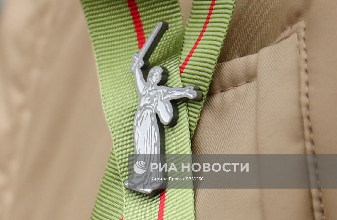 Акция Георгиевская лента на Мамаевом Кургане